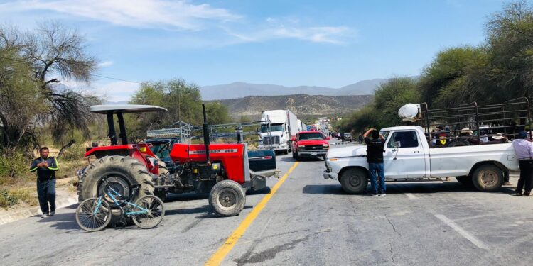 Mantienen campesinos bloqueo en la Rumbo Nuevo, exigen indemnización