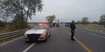 Choca tráiler contra contención y cierran carretera