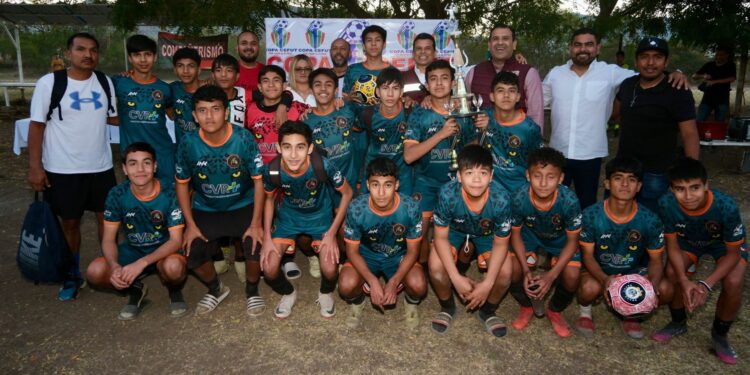 Felicita alcalde Lalo Gattás a futbolistas infantiles