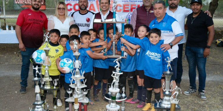 Felicita alcalde Lalo Gattás a futbolistas infantiles