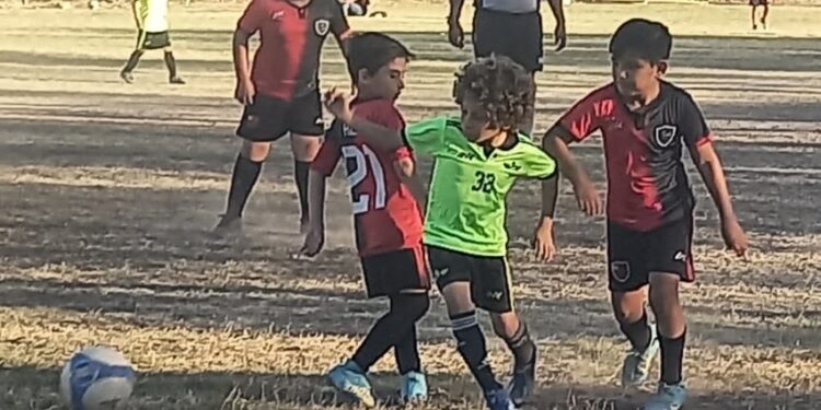 Felicita alcalde Lalo Gattás a futbolistas infantiles