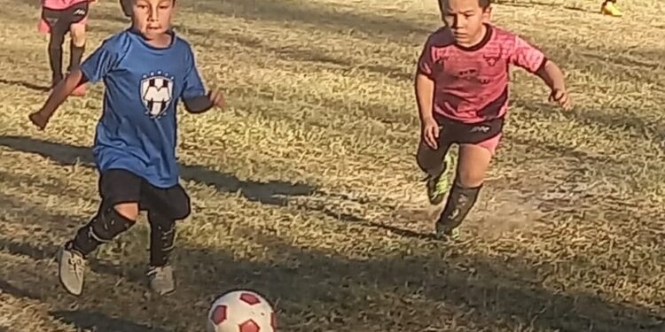 Felicita alcalde Lalo Gattás a futbolistas infantiles
