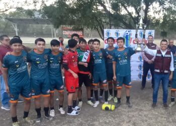 Felicita alcalde Lalo Gattás a futbolistas infantiles