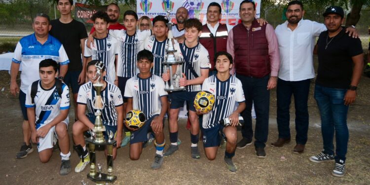 Felicita alcalde Lalo Gattás a futbolistas infantiles