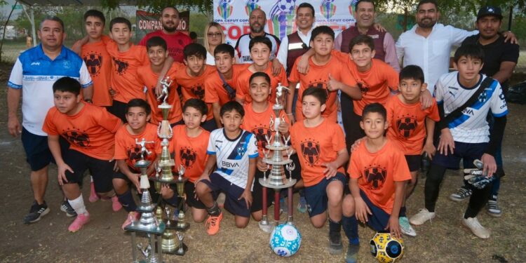 Felicita alcalde Lalo Gattás a futbolistas infantiles