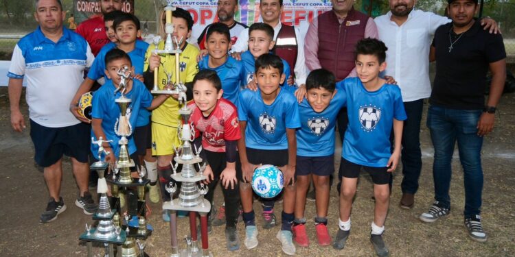 Felicita alcalde Lalo Gattás a futbolistas infantiles