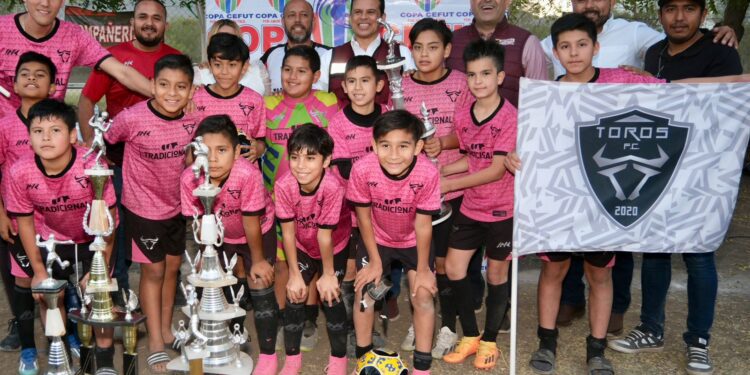 Felicita alcalde Lalo Gattás a futbolistas infantiles