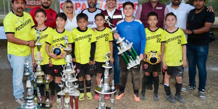 Felicita alcalde Lalo Gattás a futbolistas infantiles