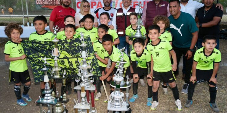 Felicita alcalde Lalo Gattás a futbolistas infantiles