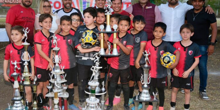 Felicita alcalde Lalo Gattás a futbolistas infantiles