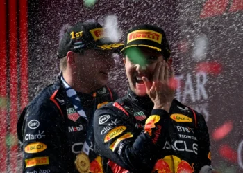 Lewis Hamilton y Ferrari podrían negociar su fichaje para la temporada 2025 de F1