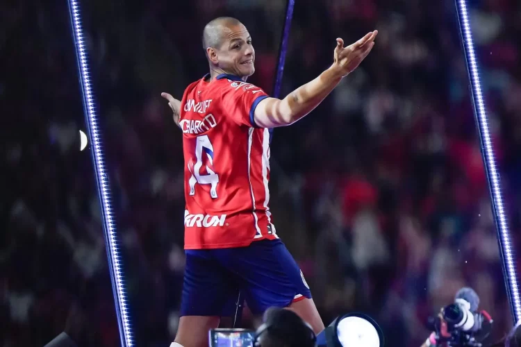 Chicharito podría debutar con Chivas antes del Clásico Nacional