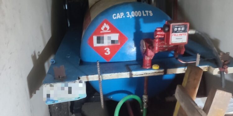 Decomisan diésel ilegal, detienen a cuatro