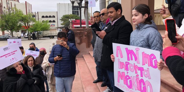 Se manifiestan ciudadanos en favor de la democracia en Cd. Victoria