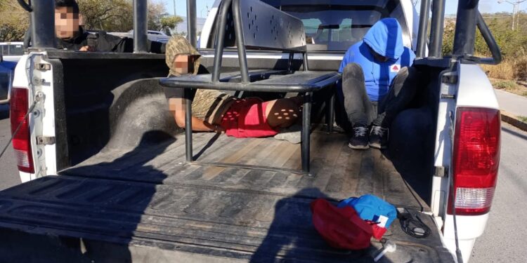 Frustran robo de auto, detienen a fallidos ladrones