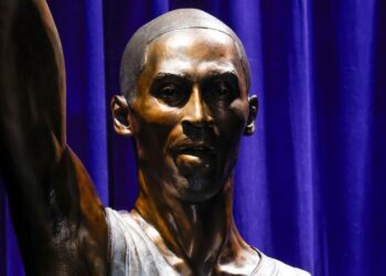 Los Angeles Lakers inmortalizan a Kobe Bryant con estatua en emotivo homenaje