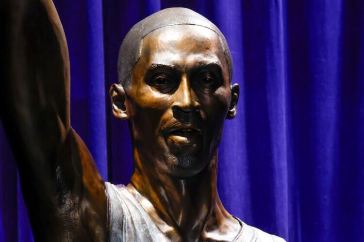 Los Angeles Lakers inmortalizan a Kobe Bryant con estatua en emotivo homenaje