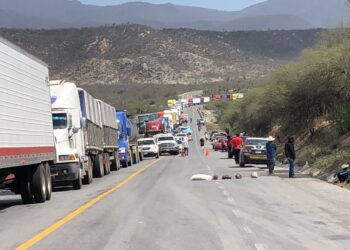 Mantienen campesinos bloqueo en la Rumbo Nuevo, exigen indemnización