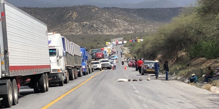 Mantienen campesinos bloqueo en la Rumbo Nuevo, exigen indemnización