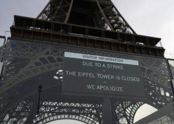 Huelga de trabajadores cierra la Torre Eiffel al público