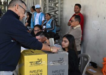 Elecciones presidenciales en El Salvador transcurren en relativa paz