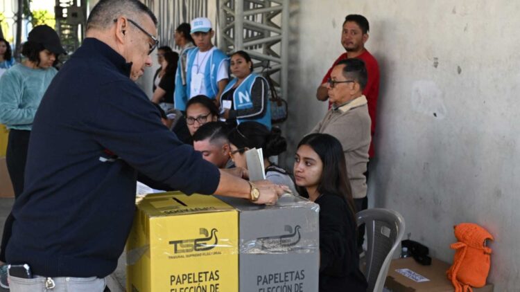 Elecciones presidenciales en El Salvador transcurren en relativa paz