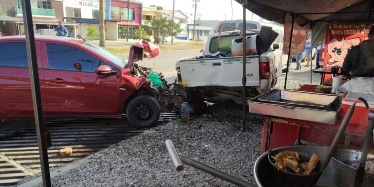 Conductor de auto evita arrollar a mujer y provoca carambola en Avenida Rotaria
