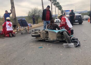 Madre e hija heridas al estrellar moto contra microbús