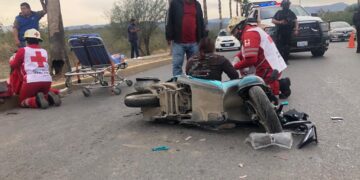 Madre e hija heridas al estrellar moto contra microbús