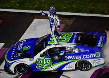 Daniel Suárez triunfa en emocionante final en el Atlanta Motor Speedway