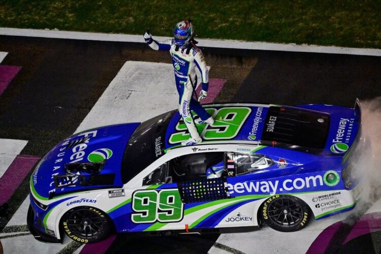 Daniel Suárez triunfa en emocionante final en el Atlanta Motor Speedway