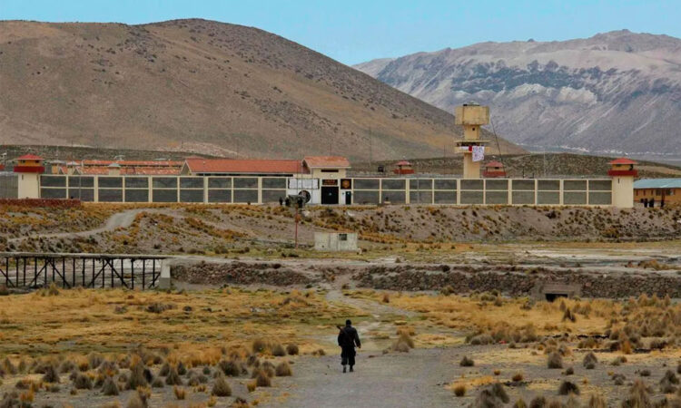 Gobierno peruano busca replicar polémico modelo carcelario de El Salvador