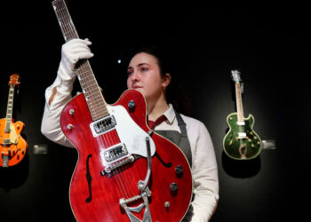 Una gran subasta de guitarras de Mark Knopfler alcanza más de 10 mde