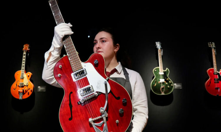 Una gran subasta de guitarras de Mark Knopfler alcanza más de 10 mde