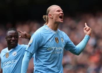 Haaland con doblete impulsa al Manchester City a la cima de la Premier League
