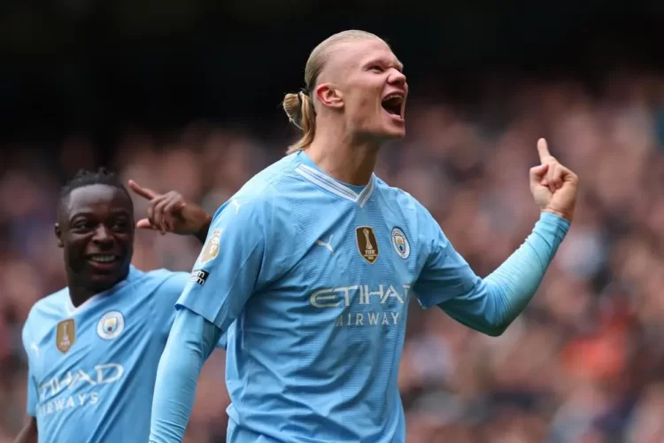 Haaland con doblete impulsa al Manchester City a la cima de la Premier League