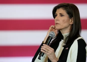 Nikki Haley critica la cercanía de Trump con Putin y sus comentarios sobre la OTAN