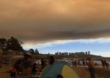 Incendio forestal amenaza las ciudades costeras chilenas de Valparaíso y Viña del Mar