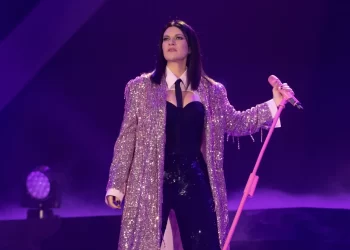 Laura Pausini lanza “El Primer Paso de la Luna” y anuncia nuevas fechas de su gira mundial