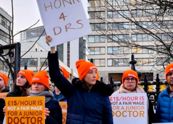 Médicos residentes en Inglaterra inician décima huelga en protesta por condiciones salariales