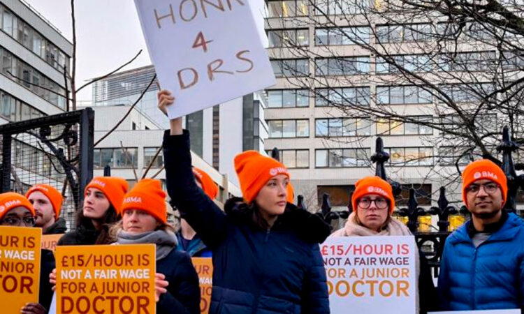 Médicos residentes en Inglaterra inician décima huelga en protesta por condiciones salariales