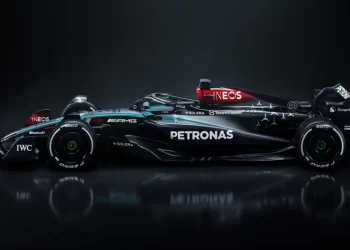 Mercedes sorprende con detalle en el volante del W15