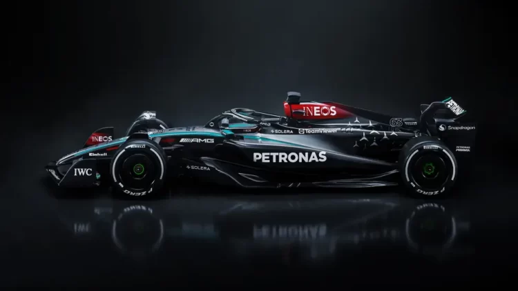 Mercedes sorprende con detalle en el volante del W15