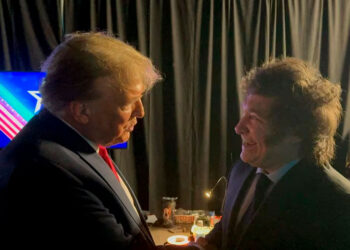 Encuentro entre el Milei y Trump: Un abrazo de agradecimiento y elogios mutuos