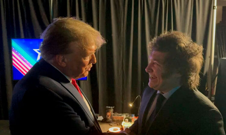 Encuentro entre el Milei y Trump: Un abrazo de agradecimiento y elogios mutuos