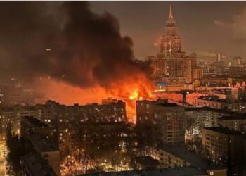 Gran incendio en Moscú desata evacuación de alrededor de 400 personas