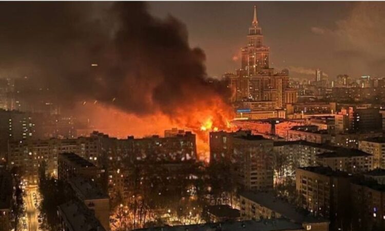 Gran incendio en Moscú desata evacuación de alrededor de 400 personas