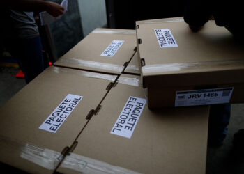 Empieza el recuento de papeletas en El Salvador tras el cierre de los colegios electorales