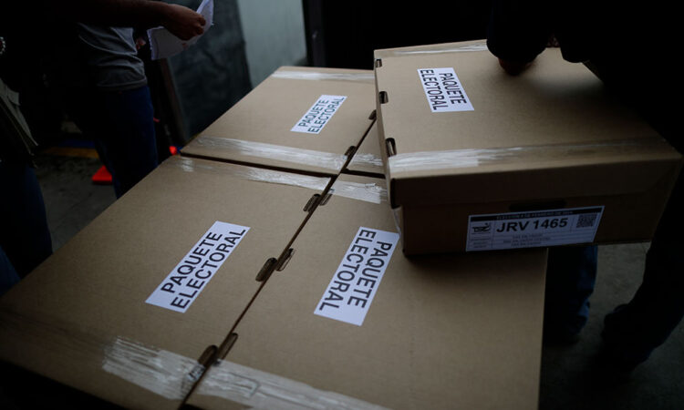 Empieza el recuento de papeletas en El Salvador tras el cierre de los colegios electorales