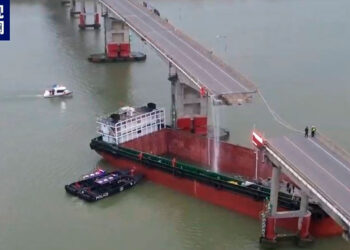 5 personas mueren tras colisión de buque contra puente en el sur de China